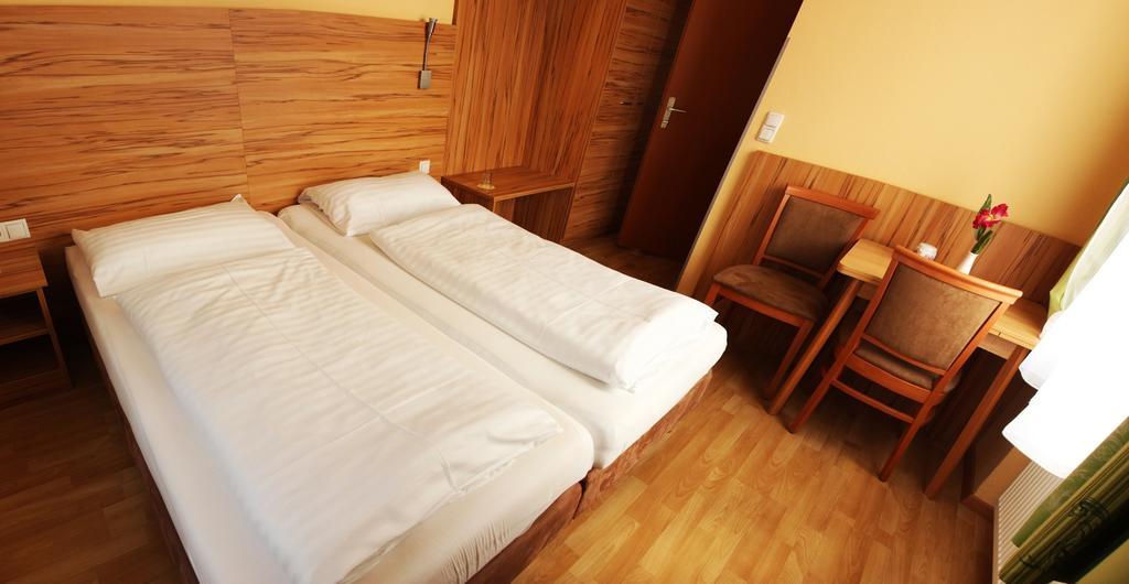 ザルツブルク ペンション ヤーン Bed & Breakfast 部屋 写真